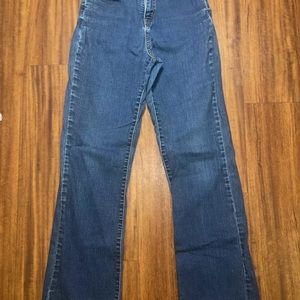 Womans Perfectly Slimming Jeans • Levis • 4M • Excellent Condition •